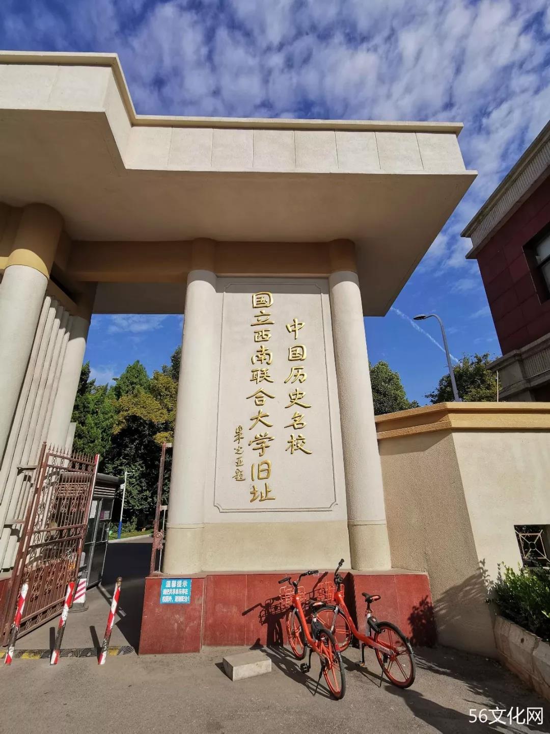 校门右侧