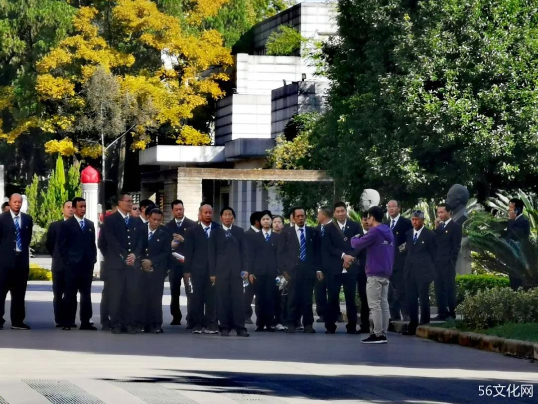 参观致敬的人们