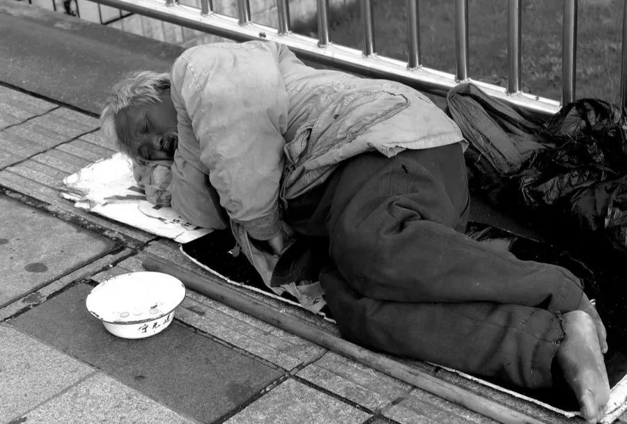 街头露宿的贫者