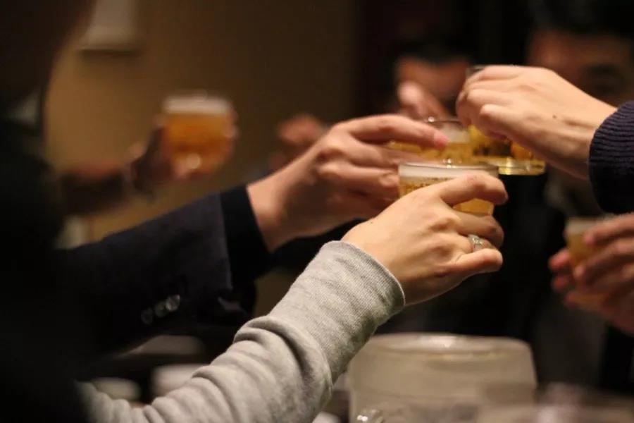 现代人喝酒 现代人喝酒