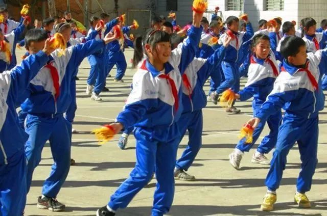 跳烟盒舞的学生们