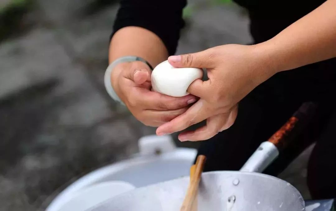 制作乳扇的第一步
