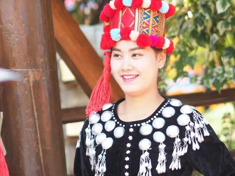 景颇族女子