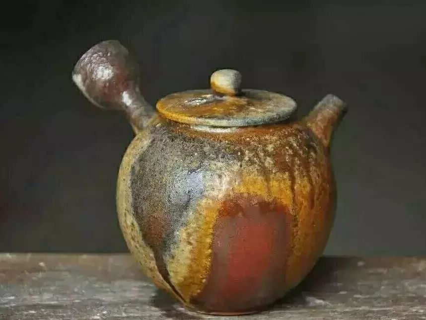 柴烧茶具，在烈火中涅槃的净素之美
