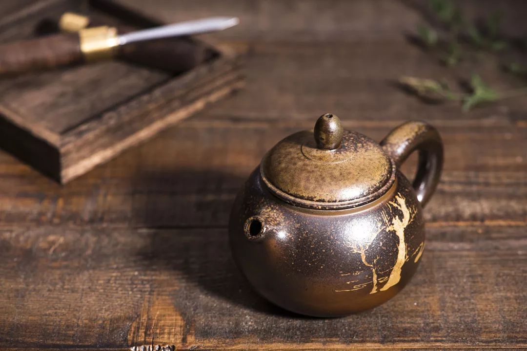 柴烧茶具，在烈火中涅槃的净素之美