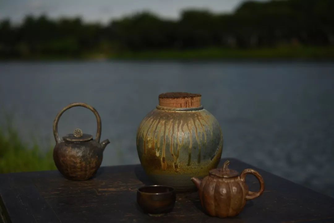 柴烧茶具，在烈火中涅槃的净素之美