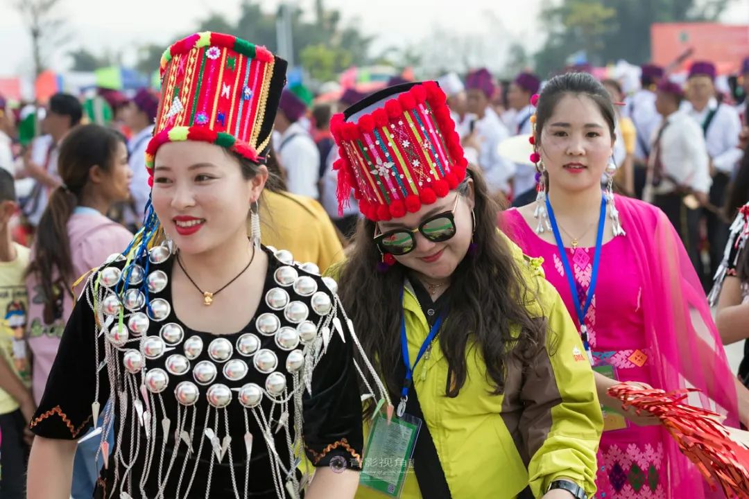 景颇族女子