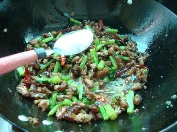 炒制酥红豆