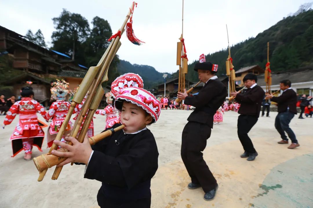 苗族小孩吹芦笙 苗族小孩吹芦笙
