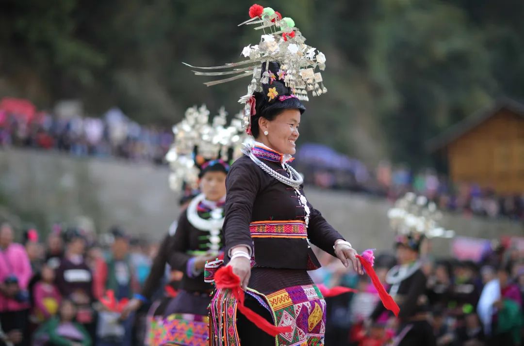 苗族跳芦笙舞的少女