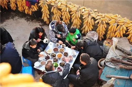 亲朋好友齐聚一桌