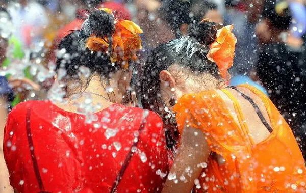 泼水活动