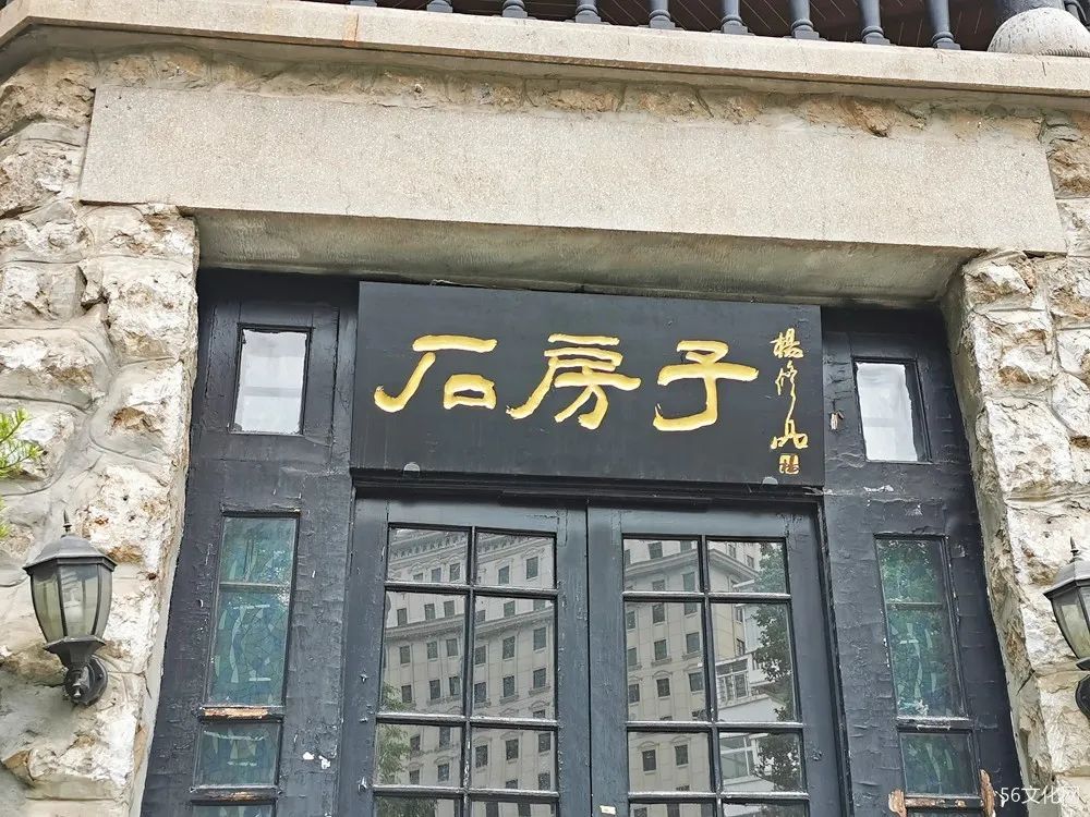 从紧闭的正门窥视内部