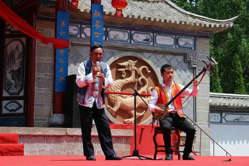 绕三灵表演