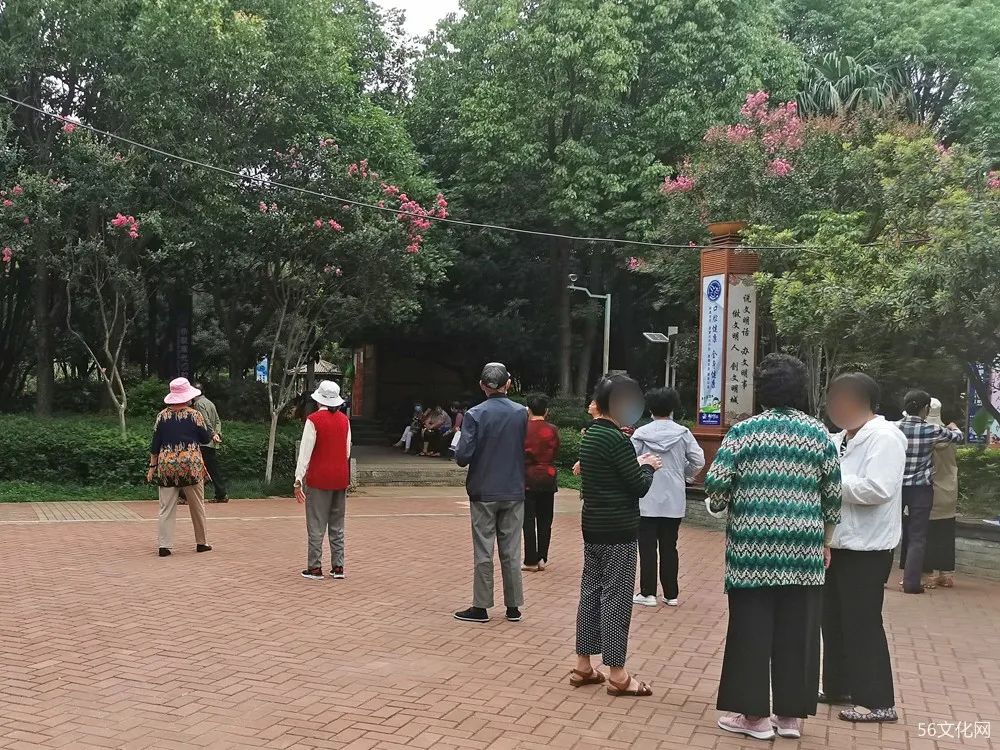 跳广场舞