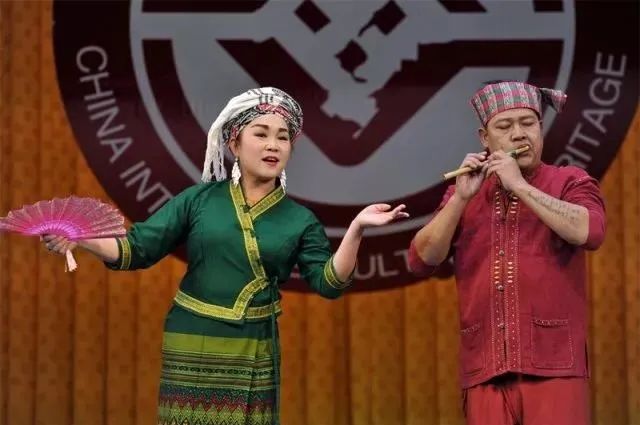 章哈表演