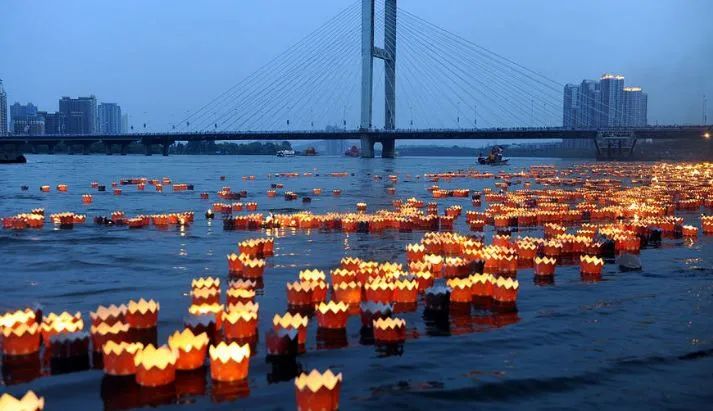 放河灯 放河灯