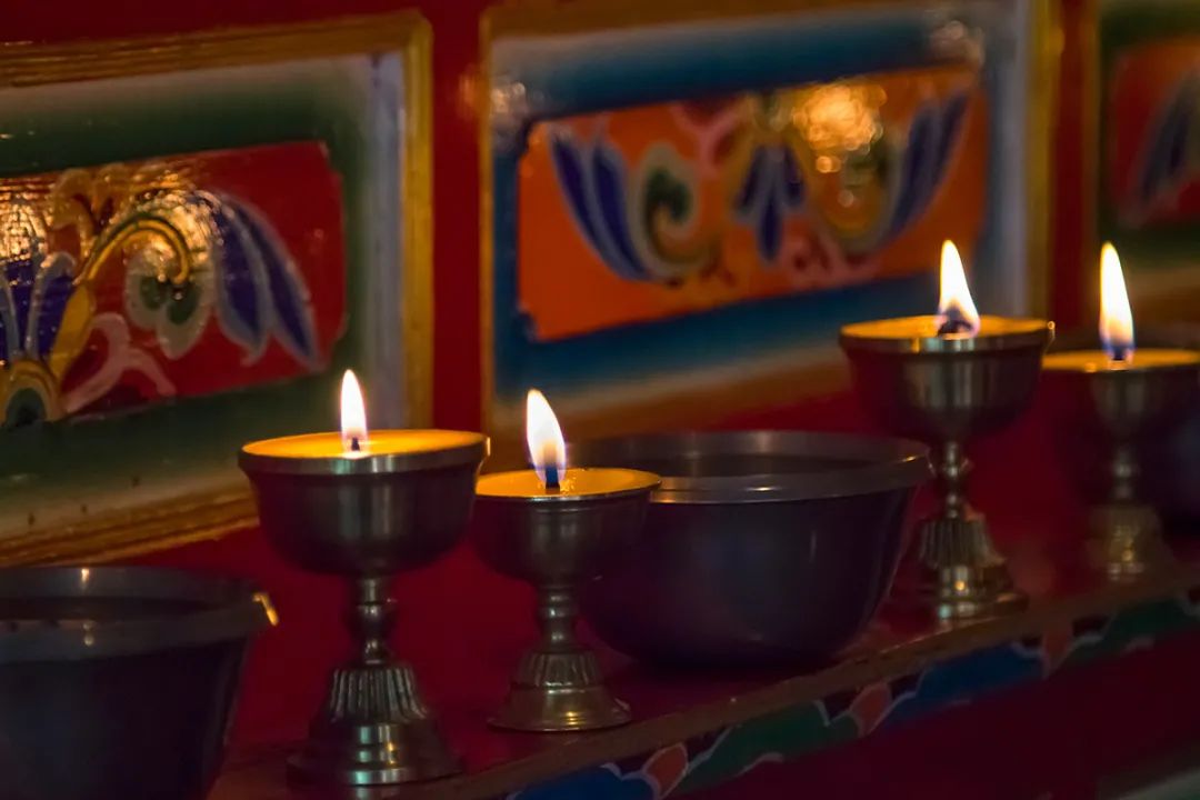 一场法事，祭奠亡魂。