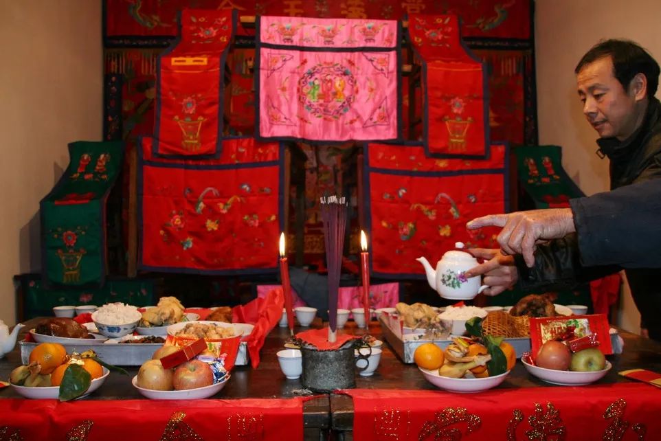 请来僧、道诵经作法超度亡魂