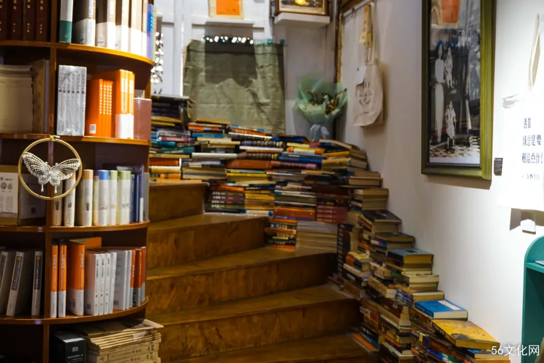 通往二楼的旋转楼梯