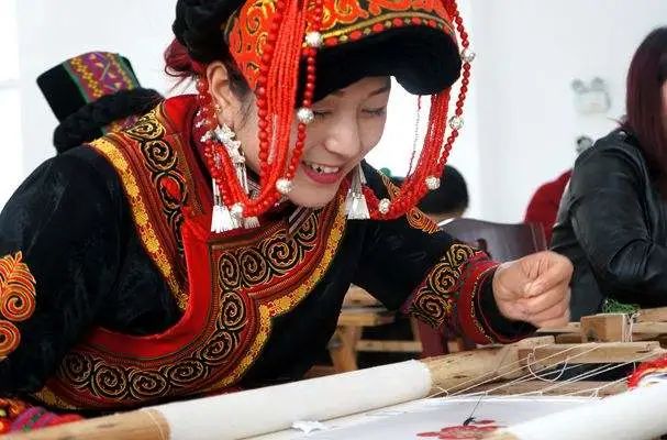 彝族刺绣：姑娘手中的针和线，绘出了白云和蓝天