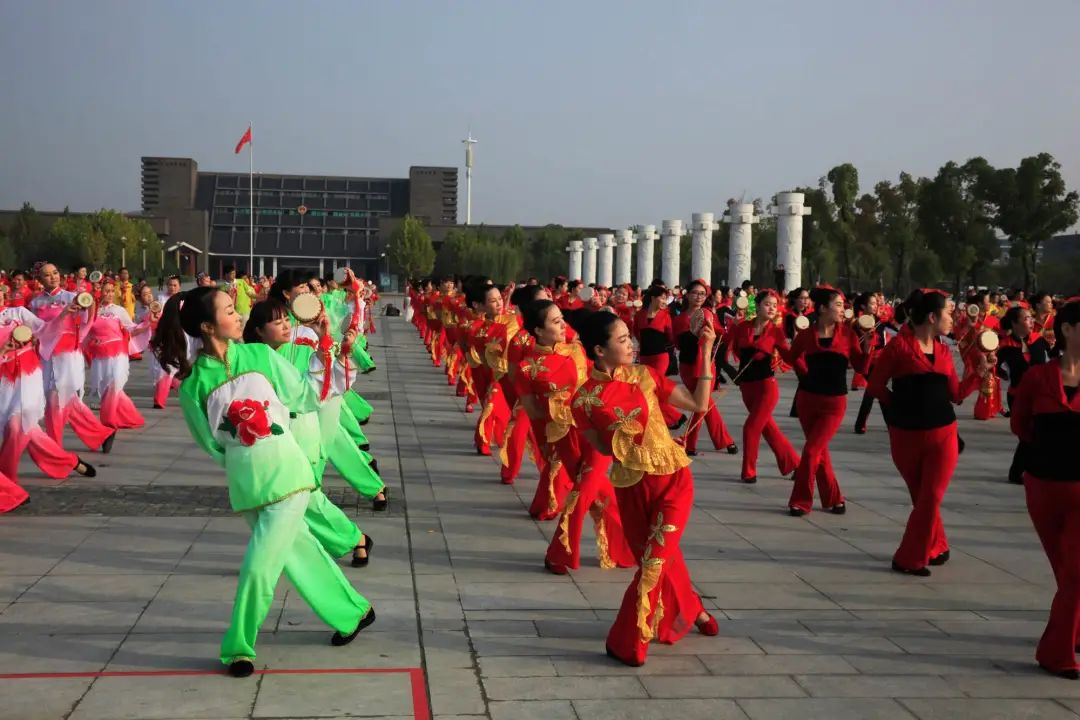 这种结合了汉彝两族文化的舞蹈，是两族人民共同的骄傲