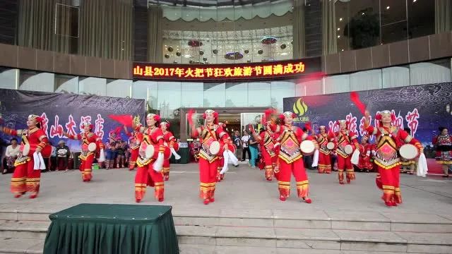 这种结合了汉彝两族文化的舞蹈，是两族人民共同的骄傲