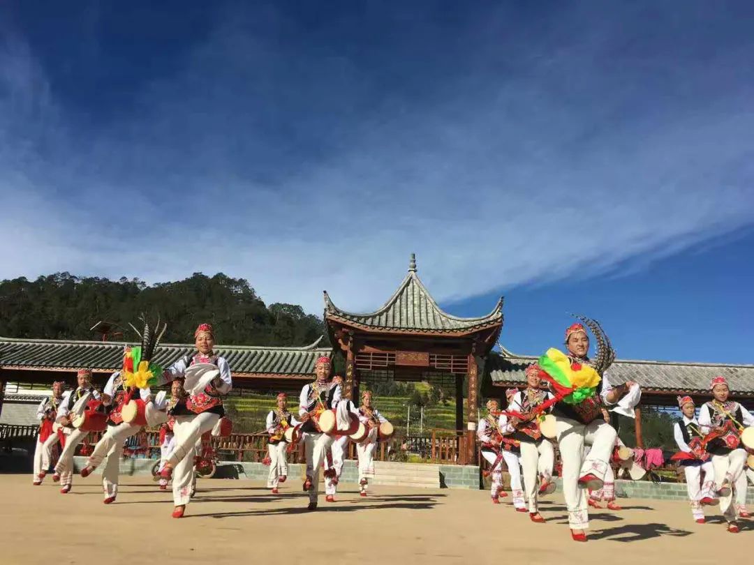 这种结合了汉彝两族文化的舞蹈，是两族人民共同的骄傲