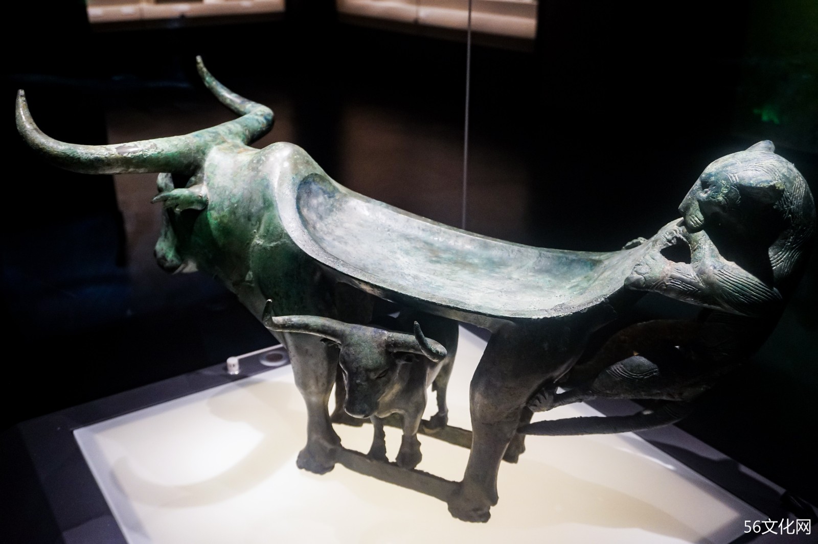 牛虎铜案 牛虎铜案