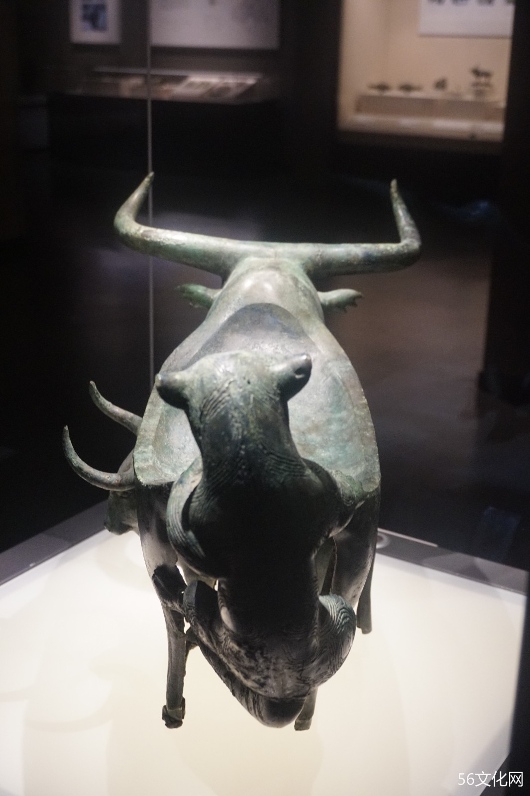 牛虎铜案 牛虎铜案