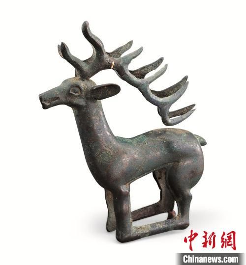 内蒙古博物院的立式有角青铜鹿