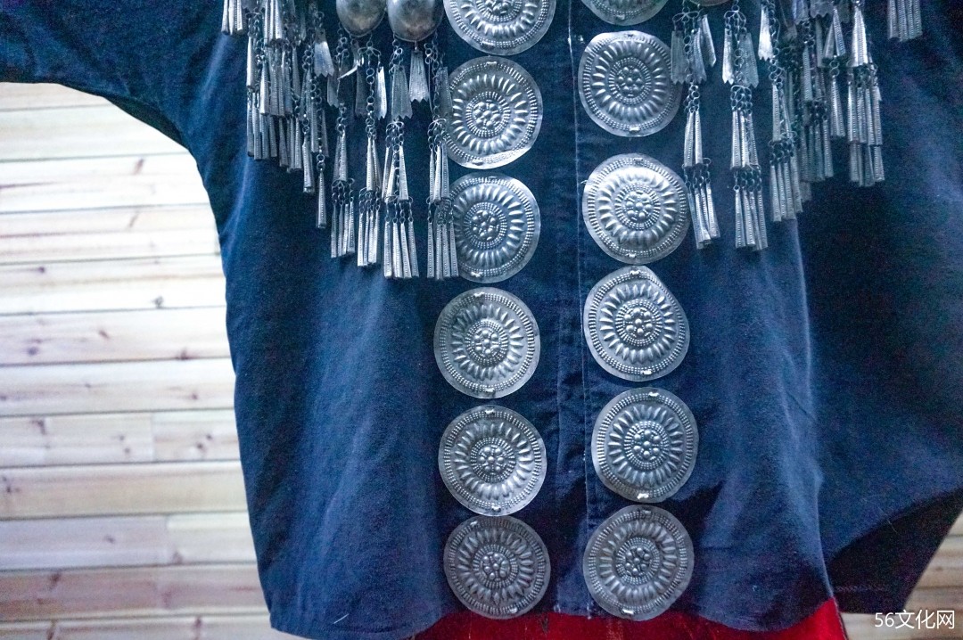 景颇族服饰上的“银泡泡”