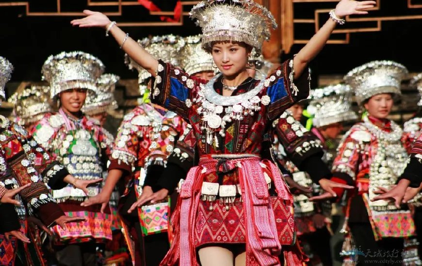 苗族姑娘.jpg