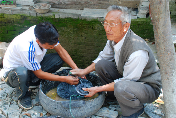 冲洗砚台