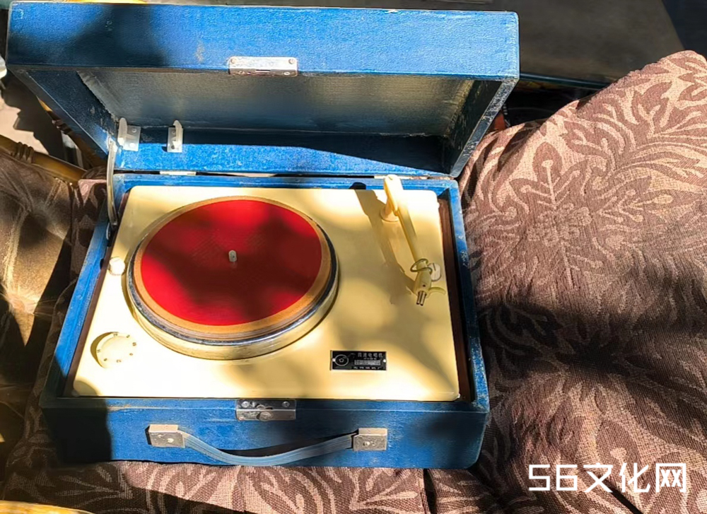 手摇唱片机留声机.jpg
