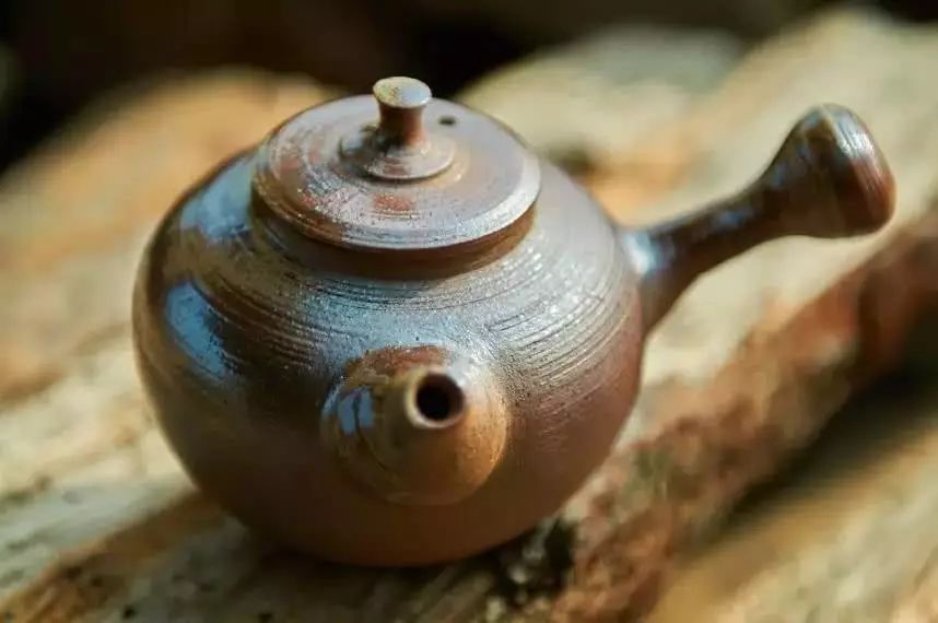 柴烧茶具，在烈火中涅槃的净素之美