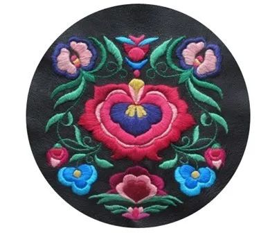 彝族刺绣的色彩主要以黑、白、红、黄、绿、蓝为主。