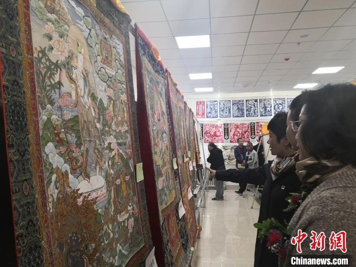 展览期间，来自甘肃14个市州的民间艺人带来了洮砚、唐卡、刻葫芦、敦化壁画、临夏砖雕、剪纸等涵盖10个品类550多件作品。杜萍 摄