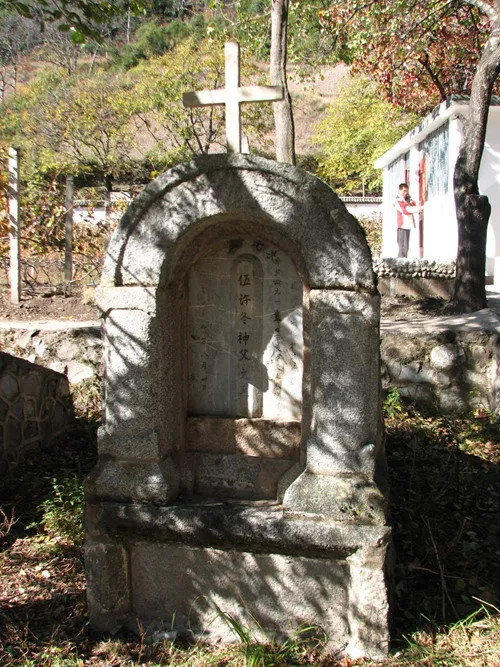 茨中教堂墓碑.jpg
