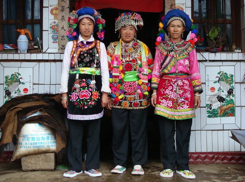 彝族服饰